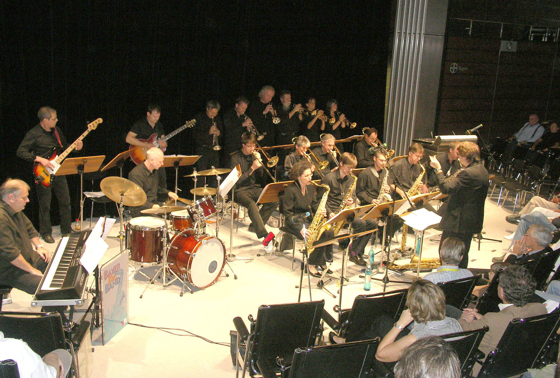 Die LeverkusenBigBand live auf der Bühne